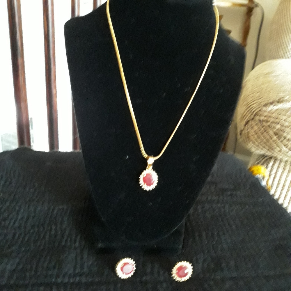Necklace, earring.